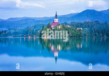 Pittoresca vista serale della chiesa dell Assunzione sull'isola del lago di Bled e sulle Alpi Giulie, Slovenia Foto Stock