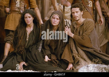 DIE PASSIONE CHRISTI / La Passione di Cristo ITA/USA 2003 / Mel Gibson Maria Magdalena (Monica Bellucci), Maria (MAIA MORGENSTERN) und Johannes (HRISTO JIVKOV) Regie: Mel Gibson aka. La Passione di Cristo Foto Stock