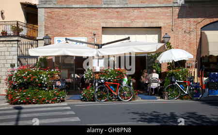 Ristorante con patio esterno nella città toscana del Chianti. Foto Stock