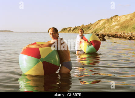 DÄNISCHE DELIKATESSEN / De Gronne Slagtere DK 2004 / Anders Thomas Jensen Svend (Mads Mikkelsen) und Egil (NIKOLAJ LIE KAAS) Regie: Anders Thomas Jensen aka. De Gronne Slagtere Foto Stock