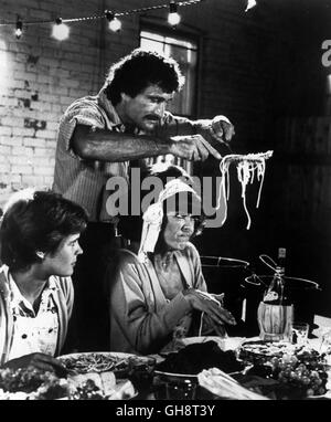 Buon compleanno GEMINI / buon compleanno Gemini USA 1980 / Richard Benner Szene beim Spaghetti-Essen: Judith (SARAH HOLCOMB), Nick (ROBERT VIHARO) und Lucille (RITA MORENO). Regie: Richard Benner aka. Buon compleanno Gemini Foto Stock