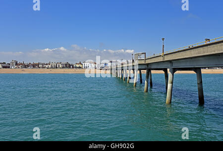 La spiaggia di ciottoli a trattare, nel Canale della Manica, nel Kent come visto dal molo, su una bella British summer day. Foto Stock