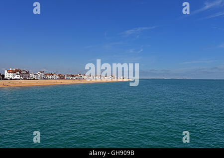 La spiaggia di ciottoli a trattare, nel Canale della Manica, nel Kent come visto dal molo, su una bella British summer day. Foto Stock