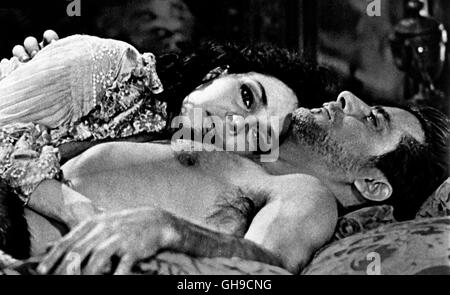 LAURA ANTONELLI (Giuliana), GIANCARLO GIANNINI (Tullio) Film, Fernsehen, dramma, Literaturverfilmung, 70er, Paar, Liebesszene Regie: Luchino Visconti aka. L'innocente Foto Stock