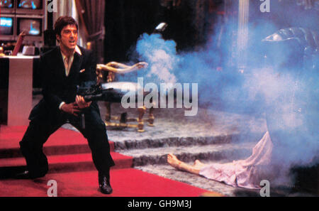 Actionszene:/Scarface Tony Montana (AL PACINO) im Nebel einer Maschinengewehrsalve. Regie: Brian De Palma Foto Stock