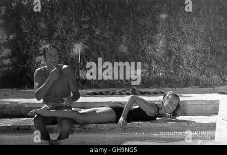 DER SWIMMINGPOOL La Piscine IT/F 1969 Jacques Deray Jean-Paul (Alain Delon) und Marianne (Romy Schneider) am Swimmingpool. Regie: Jacques Deray aka. La Piscine Foto Stock