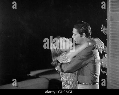 DER SWIMMINGPOOL La Piscine IT/F 1969 Jacques Deray Marianne (Romy Schneider) und Harry (MAURICE RONET) Regie: Jacques Deray aka. La Piscine Foto Stock