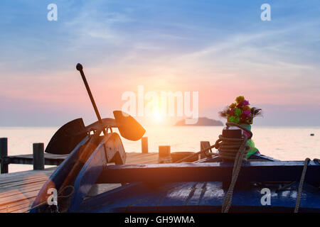 Bel tramonto sul molo di pesca nel golfo di Thailandia. Foto Stock