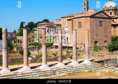 Vista della Basilica di Massenzio nella parte antica di Roma Foto Stock