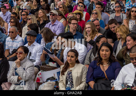 Gli amici e la famiglia, la cerimonia di laurea, Sonoma State University, la città, Rohnert Park, Sonoma County, California, Stati Uniti Foto Stock