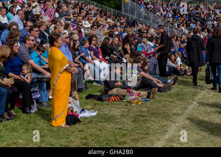 Gli amici e la famiglia, la cerimonia di laurea, Sonoma State University, la città, Rohnert Park, Sonoma County, California, Stati Uniti Foto Stock