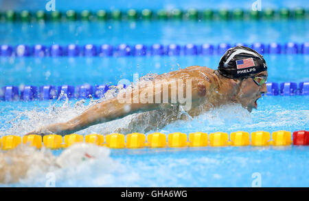 USA Michael Phelps durante gli Uomini 200m Butterfly Semi Finale 2 all'Olympic Aquatics Stadium il terzo giorno del Rio Giochi Olimpici, Brasile. Foto Stock