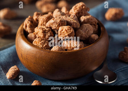 Dolci fatti in casa cannella mandorle rivestite pronto a mangiare Foto Stock