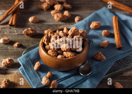 Dolci fatti in casa cannella mandorle rivestite pronto a mangiare Foto Stock