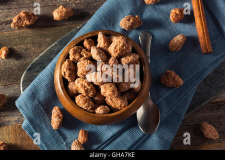 Dolci fatti in casa cannella mandorle rivestite pronto a mangiare Foto Stock