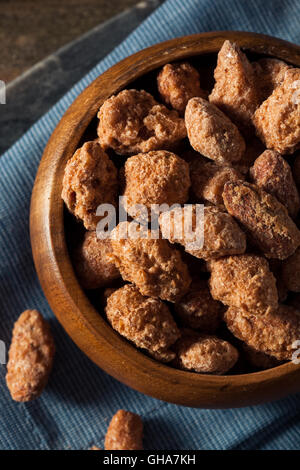 Dolci fatti in casa cannella mandorle rivestite pronto a mangiare Foto Stock