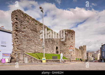 Caernarfon, le mura medievali della città vecchia, Gwynedd, Wales, Regno Unito Foto Stock