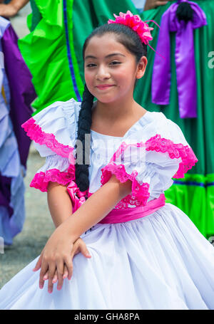 Salvadoregno ballerini eseguono durante il fiore & Palm Festival in Panchimalco, El Salvador Foto Stock