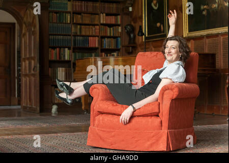 Il mezzosoprano cantante lirica Sarah Connolly nella camera di organo di Glyndebourne Opera. Foto Stock