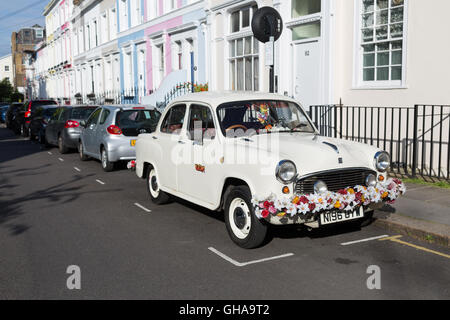 Auto decorate con fiori Foto Stock