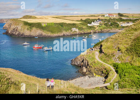 Il porto e il villaggio di Abercastle in Pembrokeshire, Wales, Regno Unito. Foto Stock