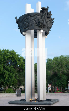 Orenburg, Russia-June 23,2016, flamein eterna nel complesso memoriale "Salute, Pobeda!" open-air museum situato nel Parco Frunze Foto Stock