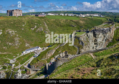 Tintagel Castle è una fortificazione medievale situato sulla penisola di Tintagel adiacente al villaggio di Tintagel Foto Stock