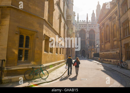 Turismo Cambridge UK, vista posteriore di due turisti che camminano lungo Trinity Lane verso King's College Chapel a Cambridge, Inghilterra, Regno Unito. Foto Stock