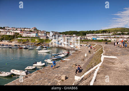 Il porto e la parete del mare a New Quay, Ceredigion, Wales, Regno Unito Foto Stock