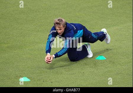 Inghilterra è Joe Root durante una sessione di reti presso la Kia ovale, Londra. Foto Stock