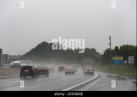 Il traffico autostradale in tempesta di pioggia Foto Stock
