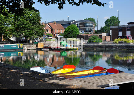 Chichester bacino del canale - barche colorate ormeggiate - estate la luce del sole e le ombre - Riflessioni - sullo sfondo della città Foto Stock