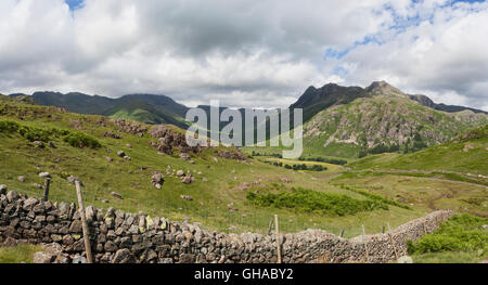 Grande Langdale e The Langdale Pikes Foto Stock