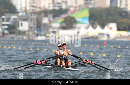 Gran Bretagna Charlotte Taylor e Katherine Copeland competere in leggera donna skiff doppio Repechage a Lagoa Stadium il quarto giorno del Rio Giochi Olimpici, Brasile. Foto Stock