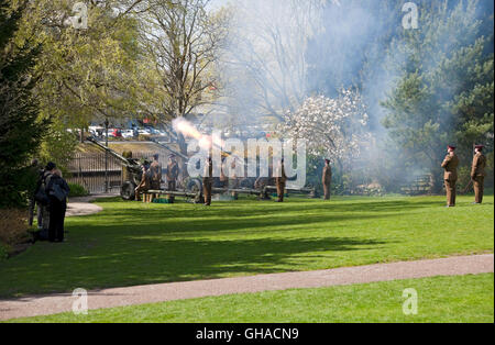 Royal Salute 21 pistola per celebrare il novantesimo compleanno della Regina Elisabetta II Museum Gardens York North Yorkshire Inghilterra Regno Unito Foto Stock