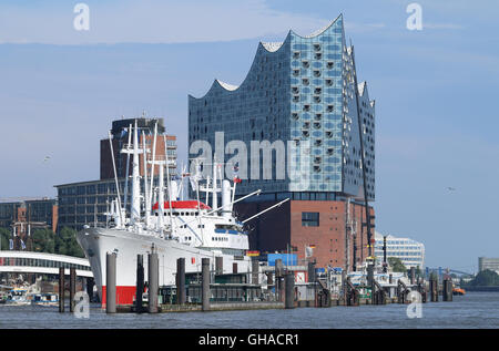 Amburgo waterfront. Elbphilharmonie concert hall e museo nave Cap San Diego Foto Stock