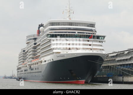 Cunard nave da crociera Queen Elizabeth al fianco di Amburgo, Germania Foto Stock