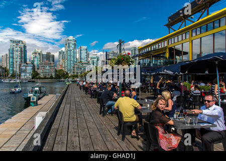 All'esterno del bar ristorante in False Creek, Vancouver, British Columbia, Canada Foto Stock