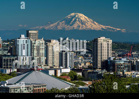 Skyline del centro con il Monte Rainier in background, Seattle, Washington, Stati Uniti d'America Foto Stock