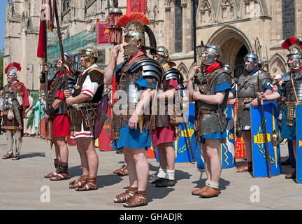 Soldati fuori dal Minster al Festival Romano in estate York North Yorkshire Inghilterra Regno Unito GB Gran Bretagna Foto Stock