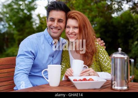 Paio di relax all'aperto Foto Stock