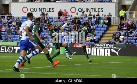 La lettura di Joey van den Berg capi home l'apertura obiettivo del gioco durante il primo turno della partita del cielo EFL Bet Cup al Madejski Stadium, lettura. Foto Stock