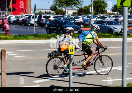 Un giovane a cavallo di una bicicletta in tandem Foto Stock