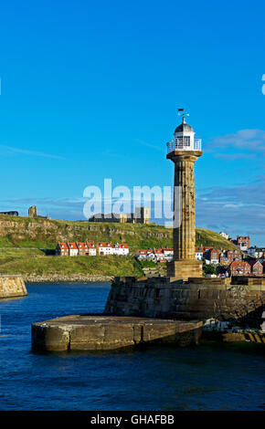Il faro e il molo, Whitby, North Yorkshire, Inghilterra, Regno Unito Foto Stock