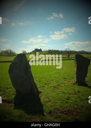 Due dei 4 pietre rimaste da nove pietre vicino stone circle, Harthill Moor, Derbyshire. Robin Hood's Stride in background. Foto Stock