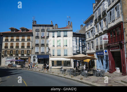 BAYONNE, Francia - luglio 9, 2016: vecchie case nel centro di Bayonne, una città nella regione Aquitania del sud-ovest della Francia. Foto Stock