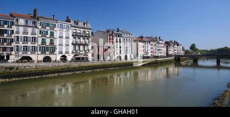 BAYONNE, Francia - luglio , 2016: vecchie case dal fiume La Nive nel centro di Bayonne, una città nella regione Aquitania del sud Foto Stock