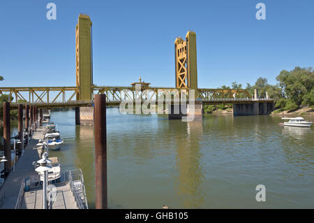 Tower Bridge sul fiume Sacramento e barche ormeggiate a Sacramento in California. Foto Stock