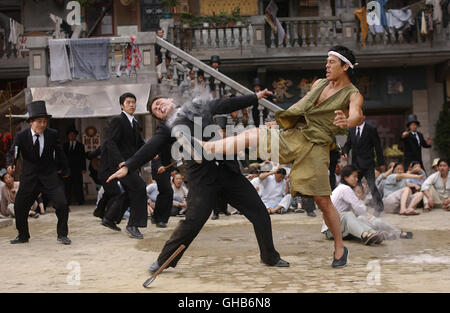 KUNG FU HUSTLE Gong fu la Cina/Hong Kong 2004 Stephen Chow Actionszene: Coolie (XING YU, re) verteidigt sich vor der Axt-Gang. Regie: Stephen Chow aka. Gong fu Foto Stock