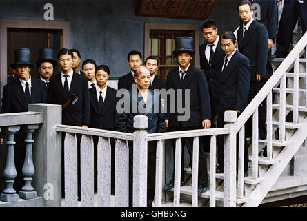 KUNG FU HUSTLE Gong fu la Cina/Hong Kong 2004 Stephen Chow 'Dcome Biest' (Leung Siu Lung) inmitten der Axt-Gang. Regie: Stephen Chow aka. Gong fu Foto Stock